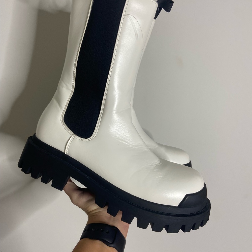 Stompy white boots - Picture 2 of 4